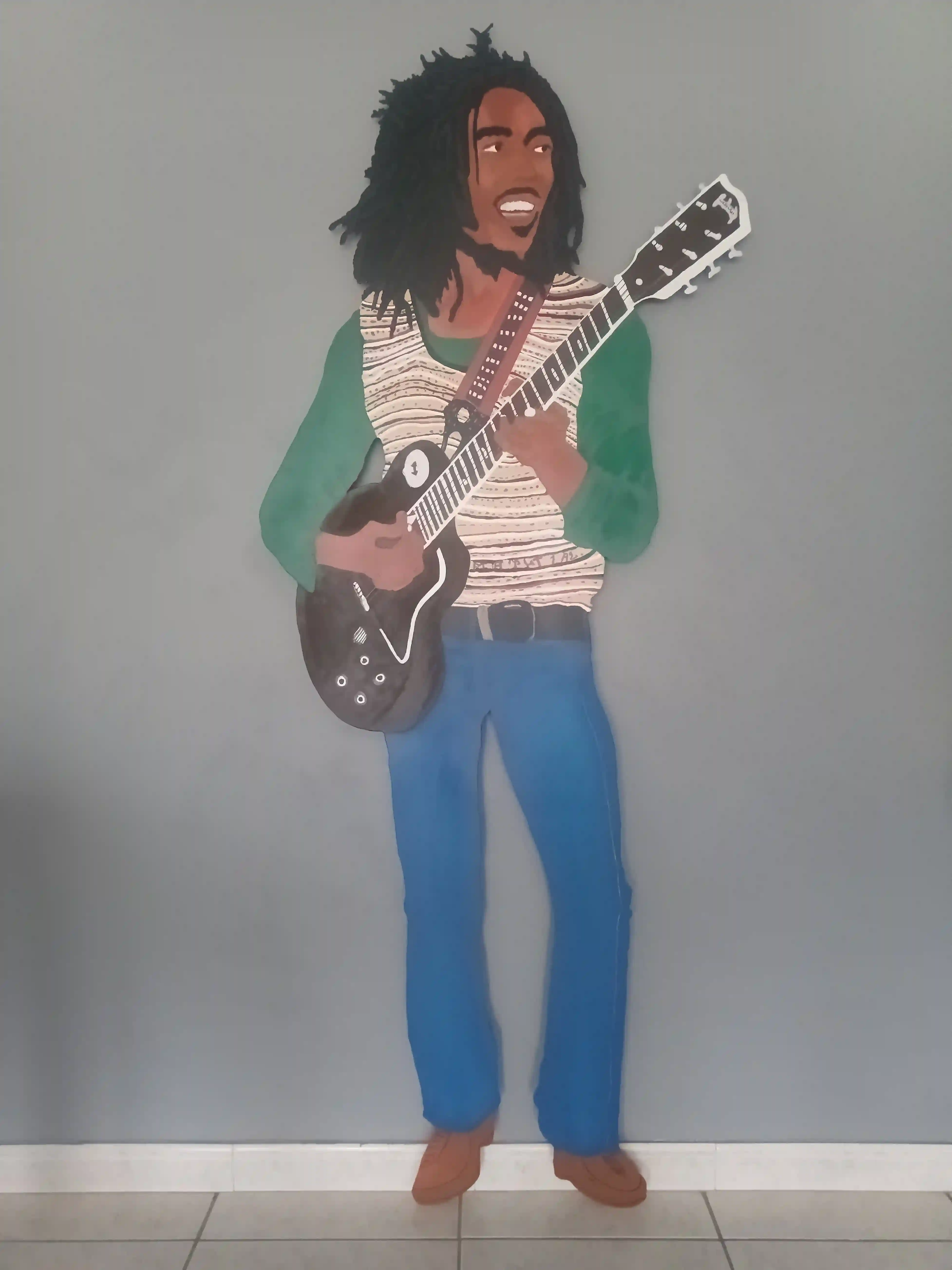 Personnage stylisé en acier forgé, volume et posture