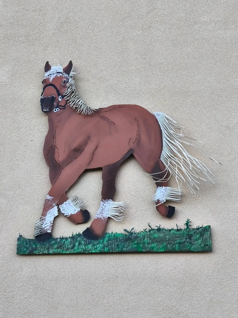 Bas‑relief équestre en acier et cuivre patiné