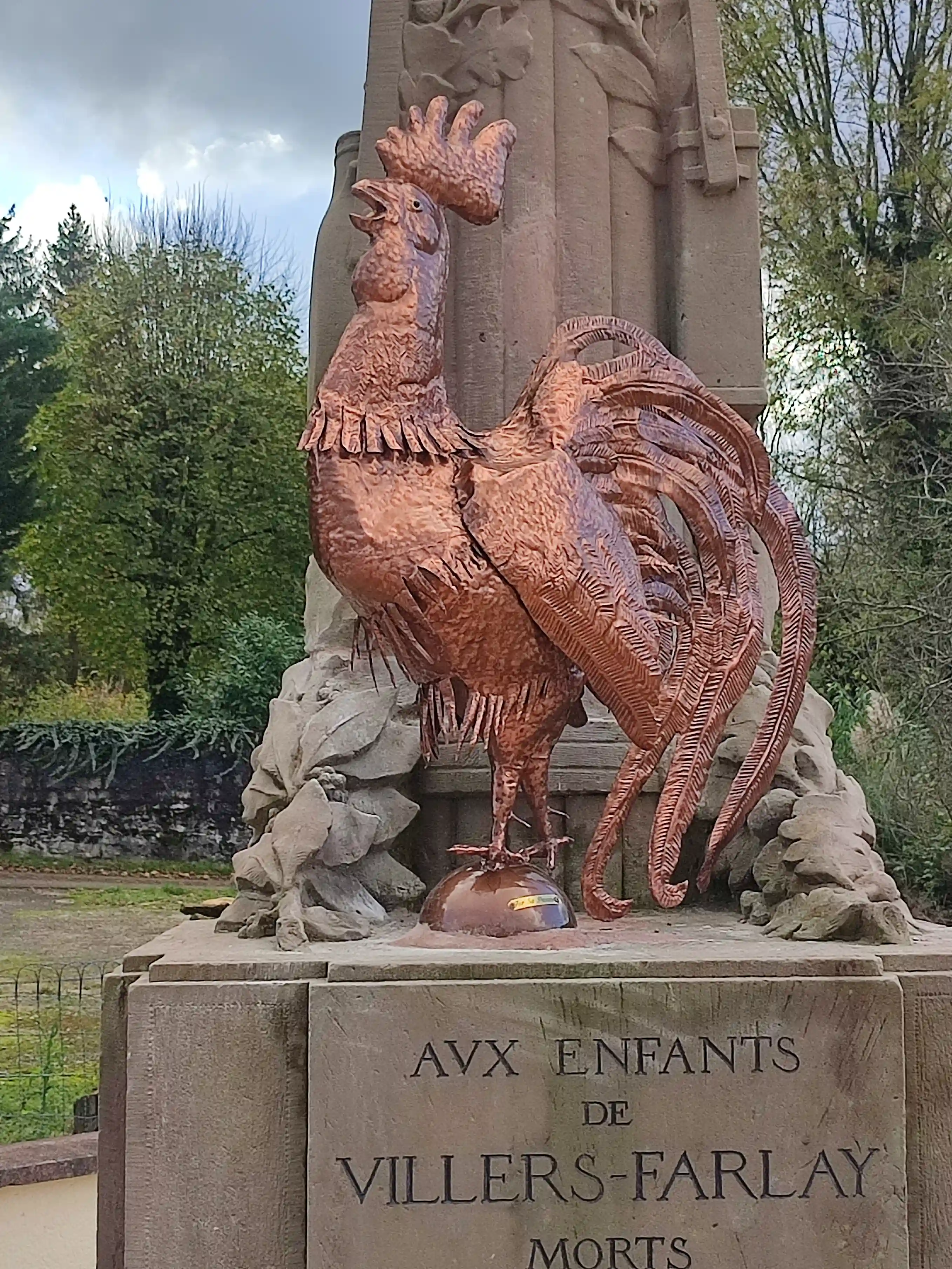 Pièce animalière en cuivre patiné et acier forgé, plumage stylisé
