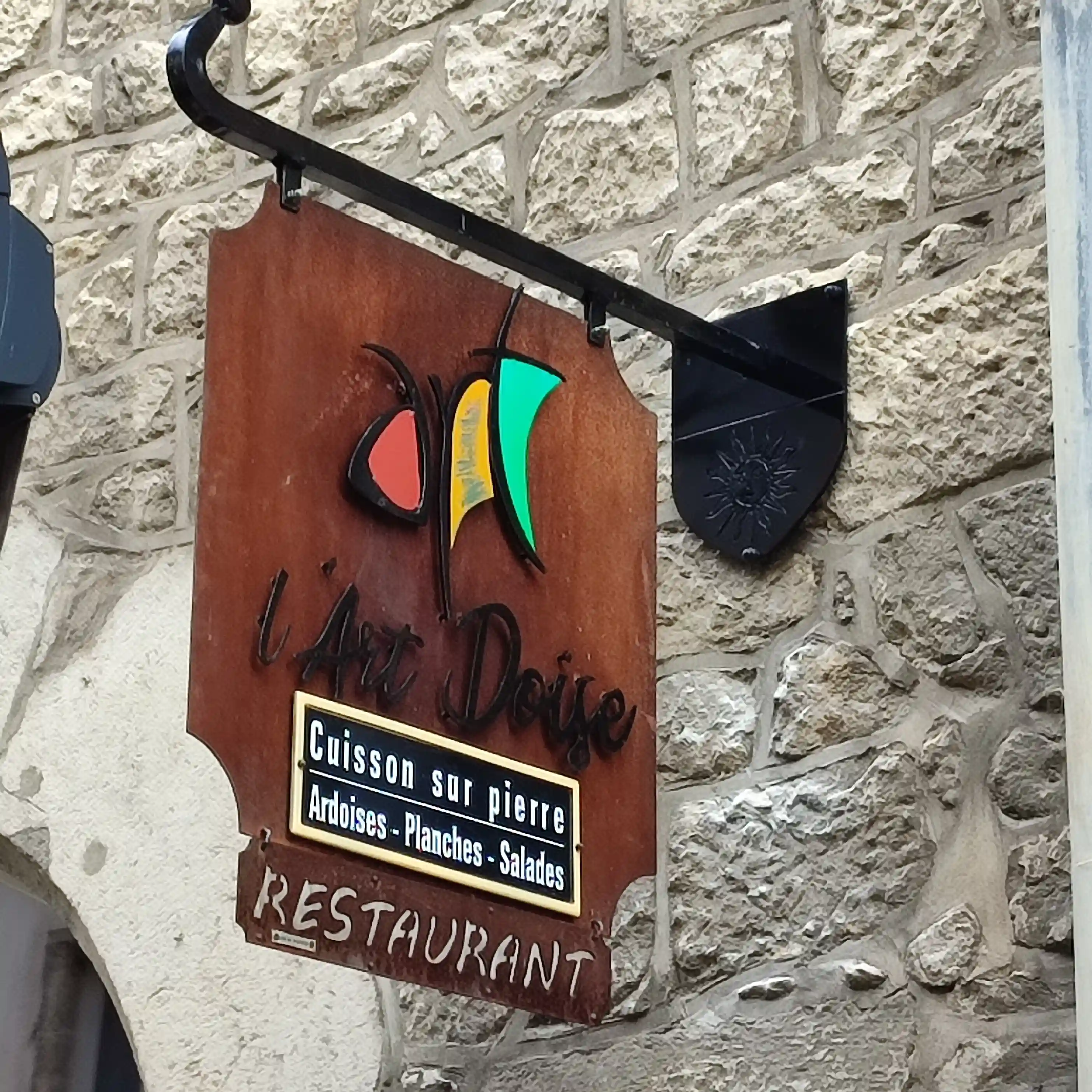 Enseigne forgée en acier, lettrage et motif artisanal