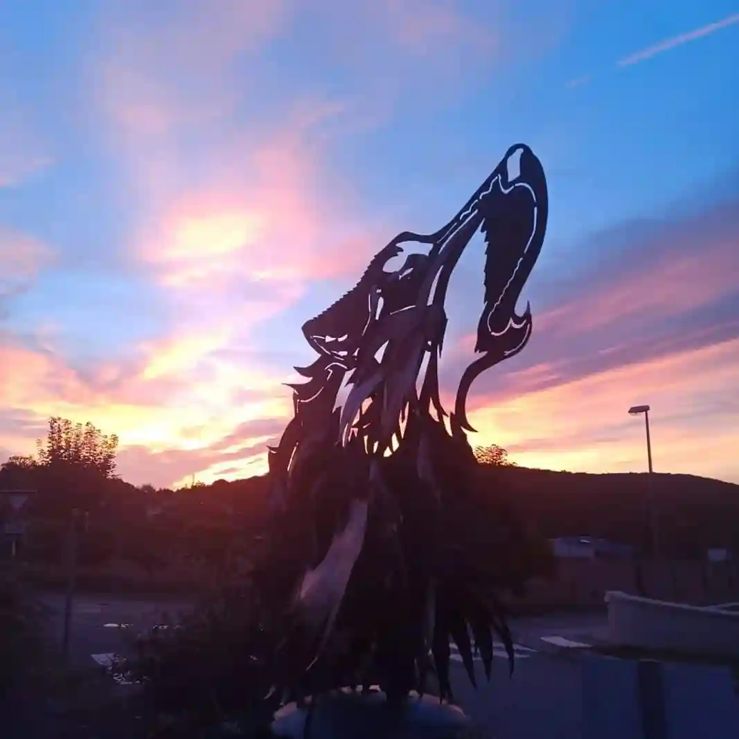 Pièce animalière en acier forgé, détails expressifs