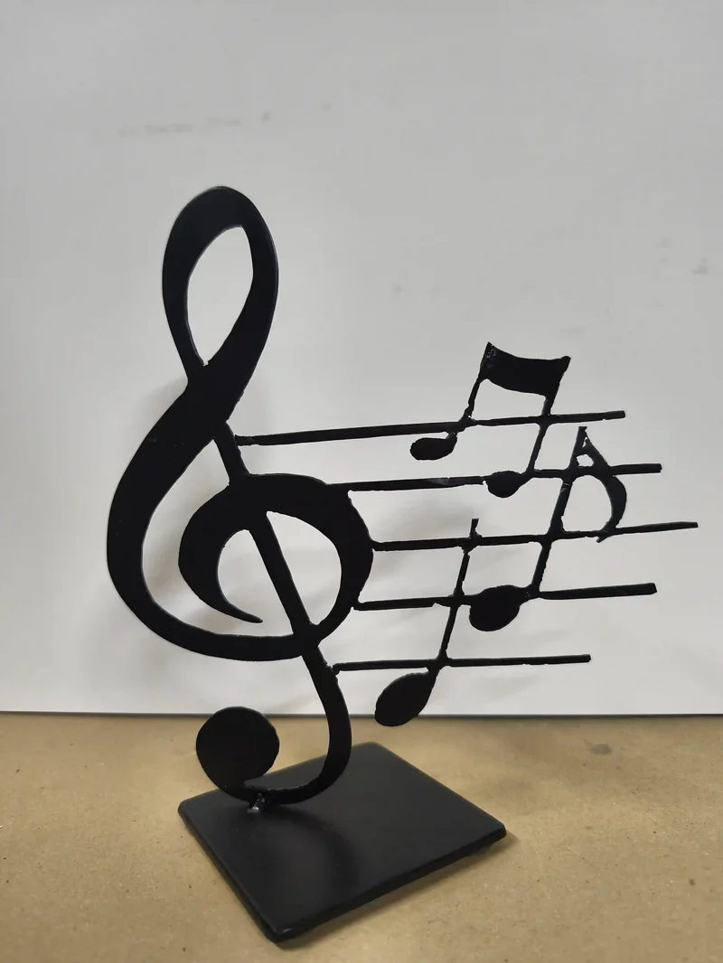 Composition murale en fer forgé et inox, lignes fluides