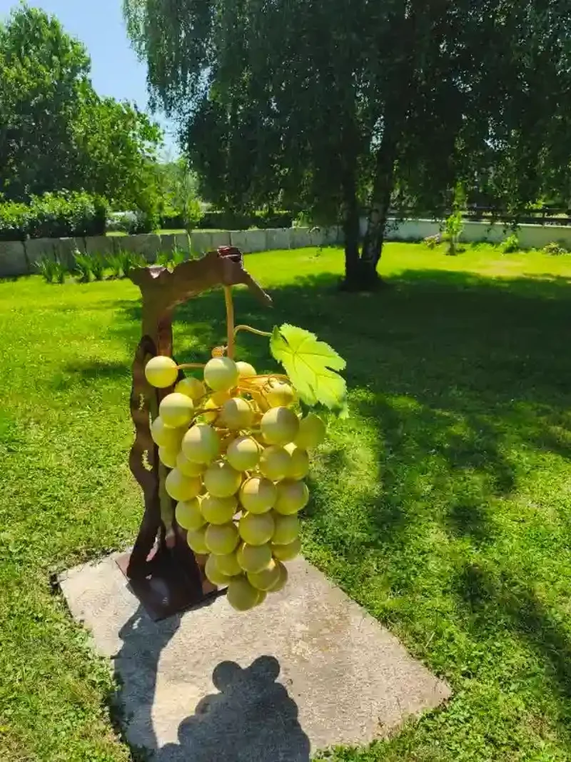 Installation viticole en métal patiné, composition en relief