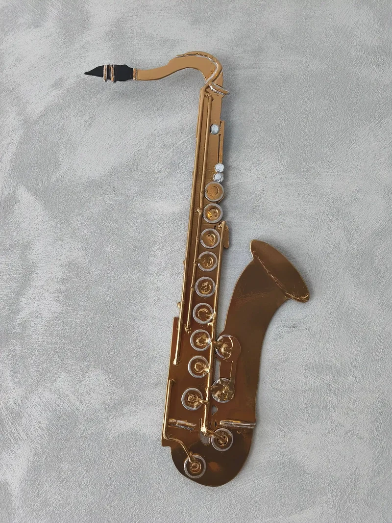 Création instrumentale en laiton et acier brossé, reflets dorés