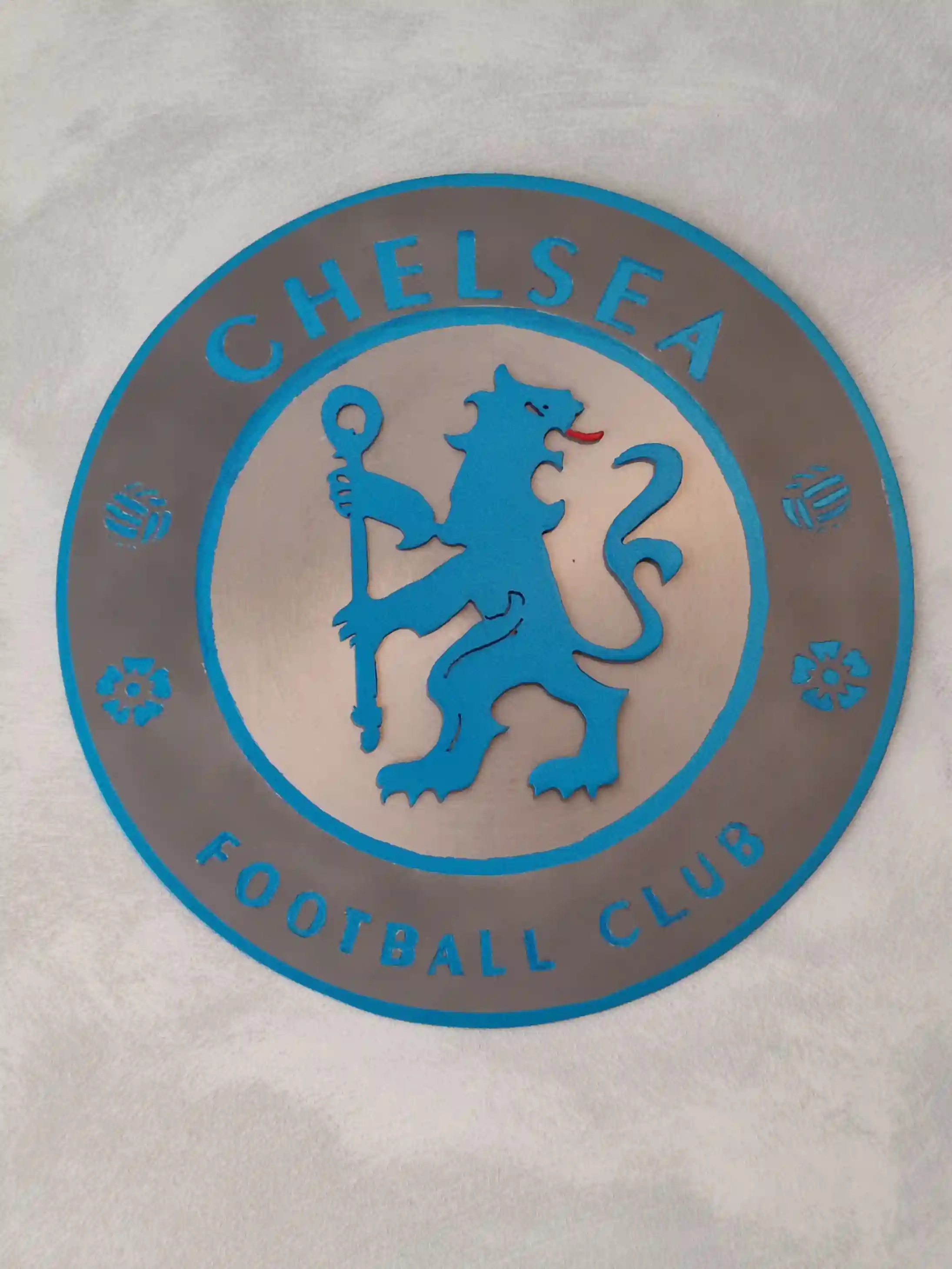 Figure sportive en acier, courbes tendues et équilibre